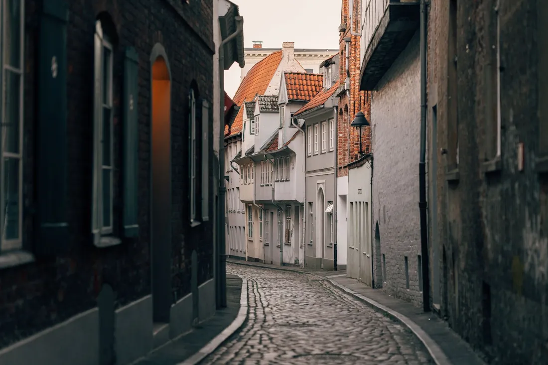 Enge Altstadtgasse mit Kopfsteinpflaster und schmalen Giebelhäusern ohne Parkmöglichkeit