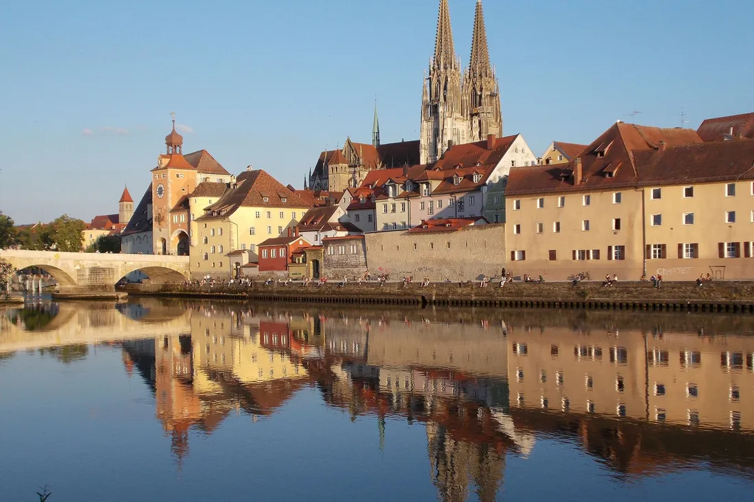 Blick über die Donau auf die Regensburger Altstadt mit Dom und Steinerner Brücke