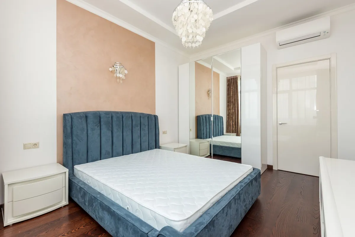 Leer geräumtes Schlafzimmer mit nacktem Matratzenkern auf dem Bettgestell nach dem Auszug